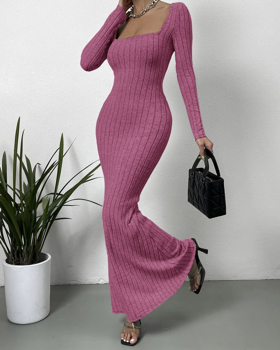 Robe violette moulante longue à col carré