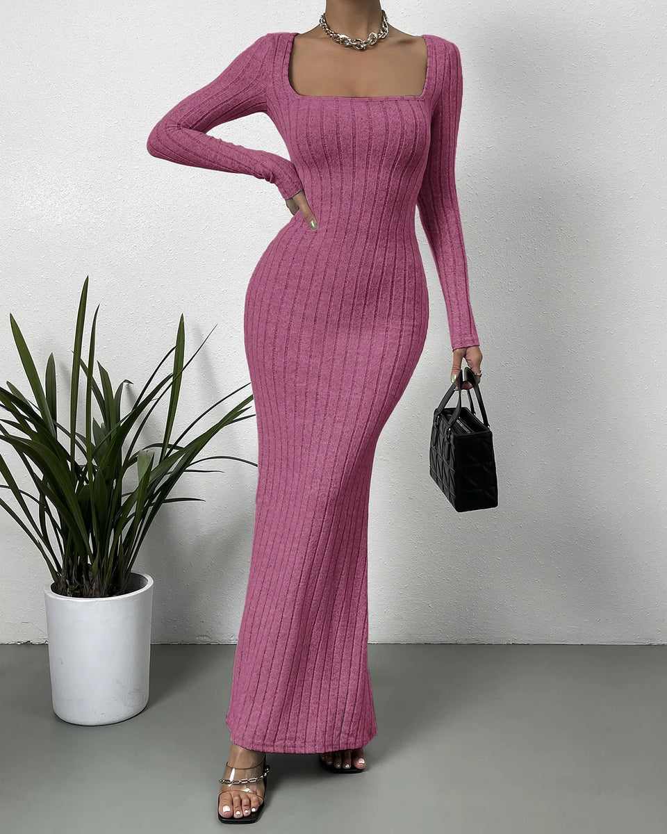 Robe violette moulante longue à col carré