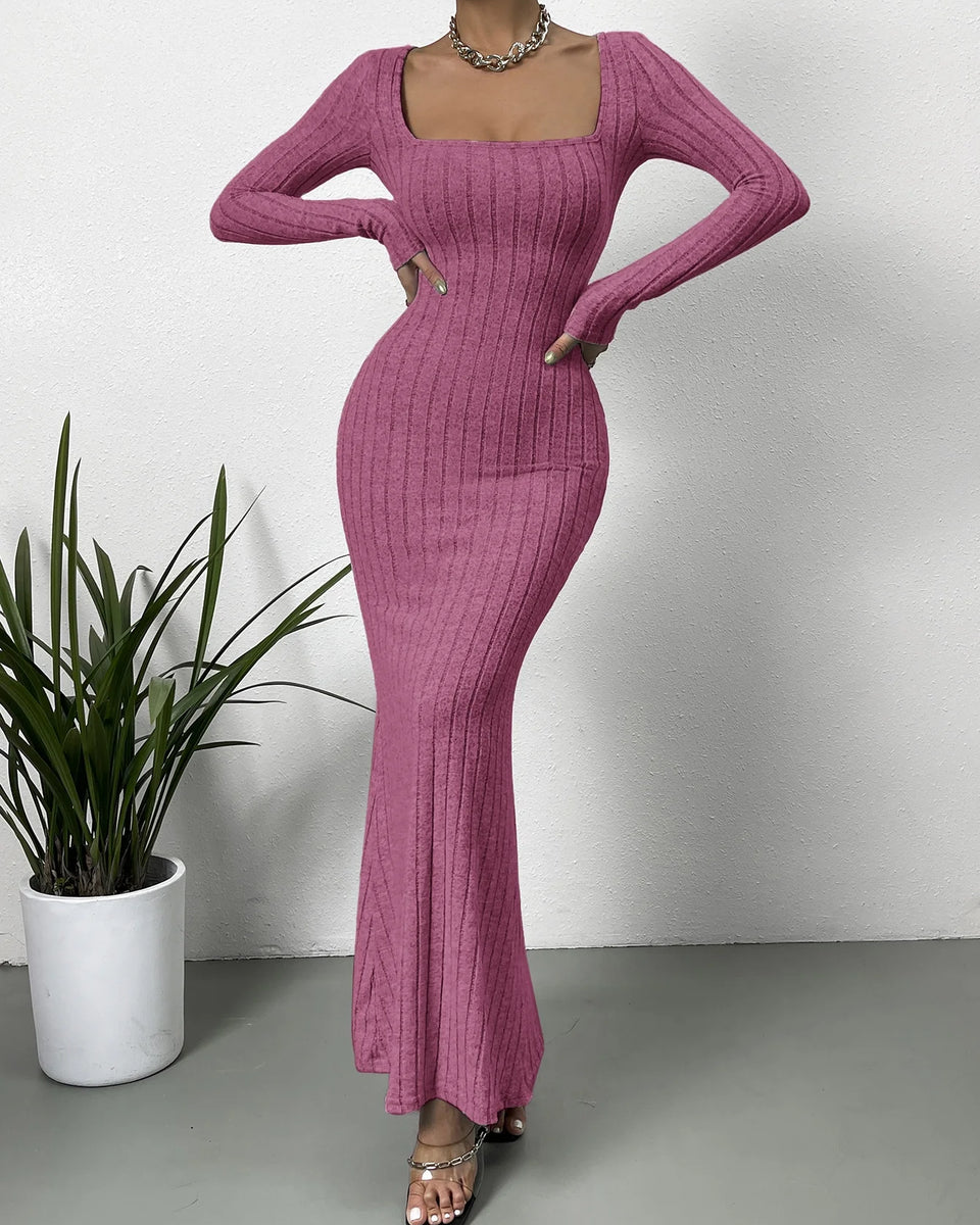 Robe violette moulante longue à col carré